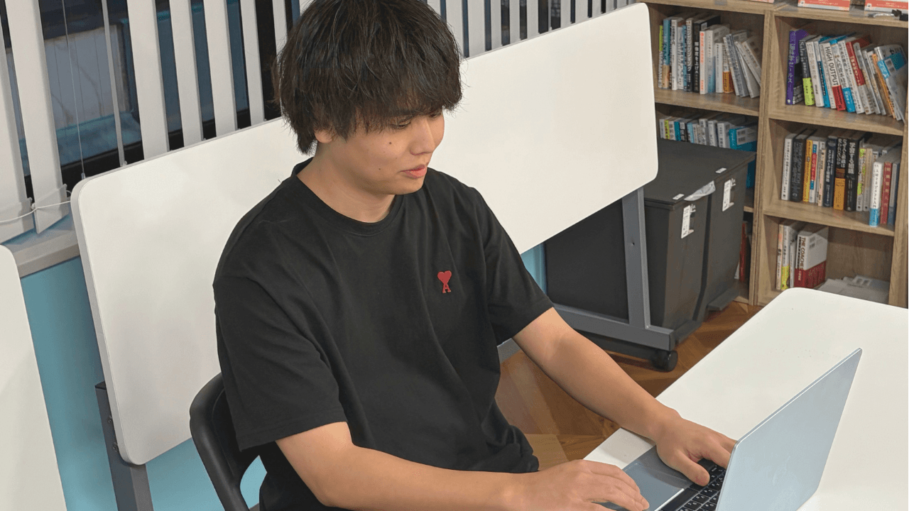 PCで作業する門田さん